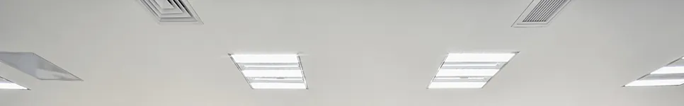 Rasterleuchten in einem Büro