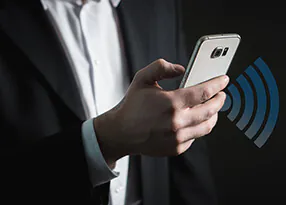 Mann hat Handy in der Hand